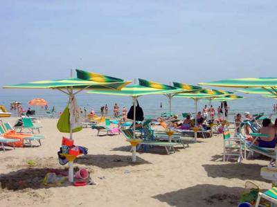 Formia, maxisequestro di ombrelloni in spiaggia