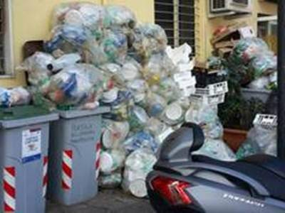 Abbandono rifiuti: municipale in azione a Sabaudia