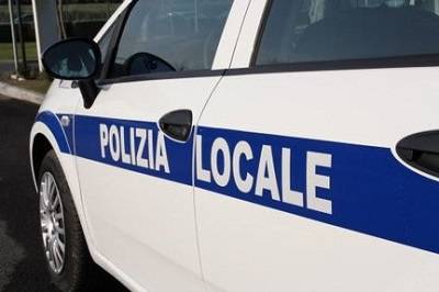 Danneggiata un'auto della polizia locale ad Isola Sacra, Galli: "Un atto ingiustificabile"