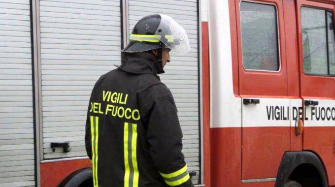 Roma, scoppia un incendio in casa: papà muore soffocato, mamma e figlio intossicati