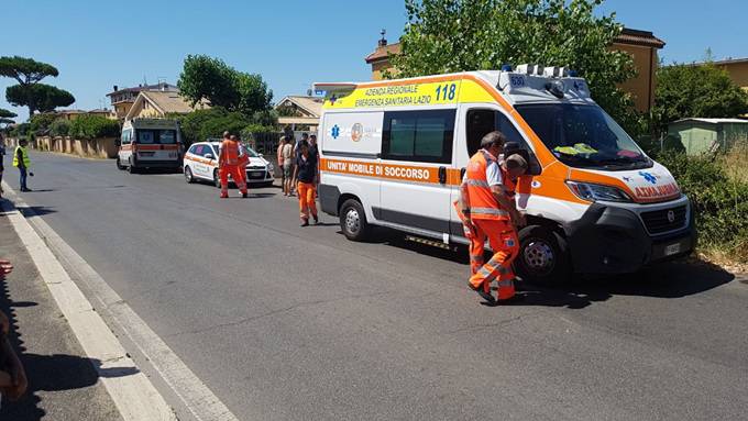 incidente via Passo Buole Fiumciino, scontro ambulanza
