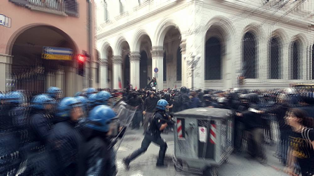 corteo manifestanti bologna