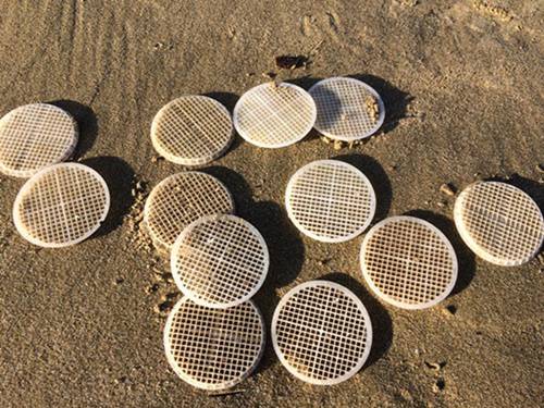 Dischetti di plastica trovati sulla spiaggia di Sperlonga
