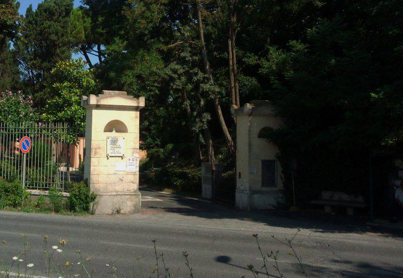 Fiumicino, ingresso del cimitero monumentale