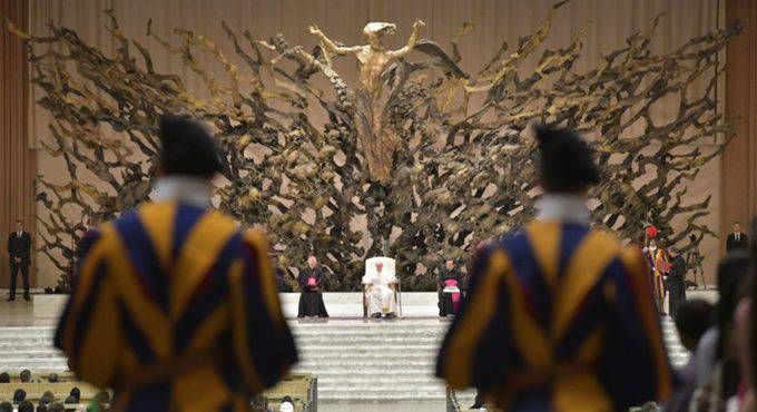Vaticano. Guardia Svizzera si sente male e sviene: il Papa interrompe l’Udienza Generale