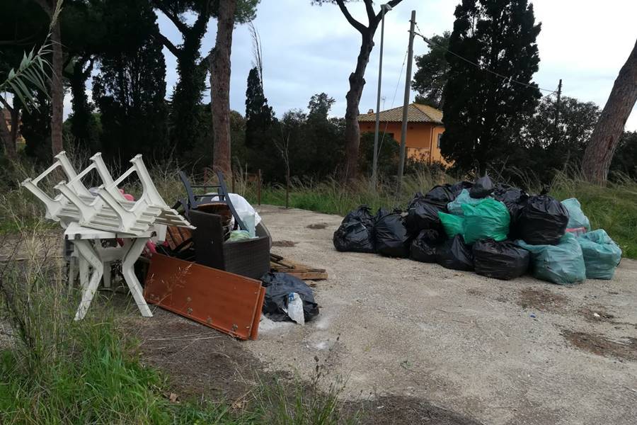Rifiuti abbandonati a Granaretto, i cittadini puliscono le strade