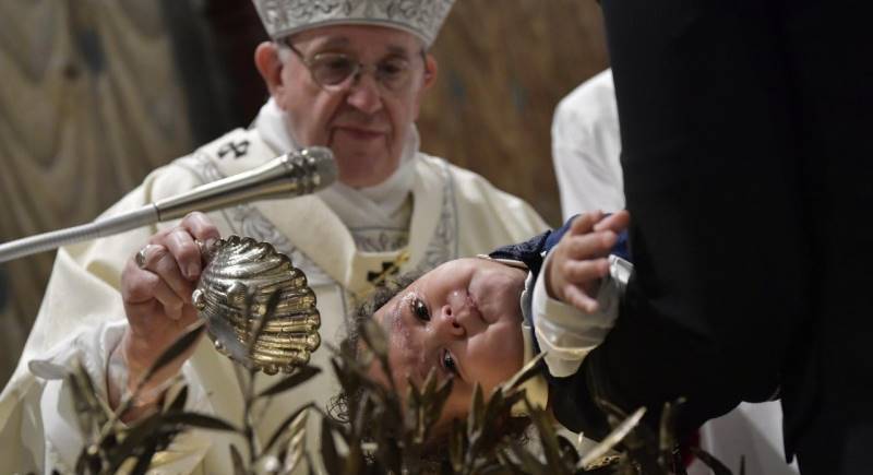 papa francesco messa battesimo bambini cappella sistina