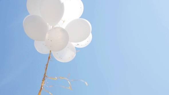 Giornata internazionale contro il cancro infantile, "pioggia" di palloncini bianchi sul Golfo di Gaeta