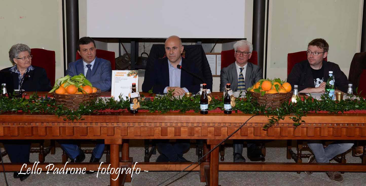 Il neoparlamentare europeo Salvatore De Meo tiene a battesimo "Hit", la birra all'arancia bionda di Fondi