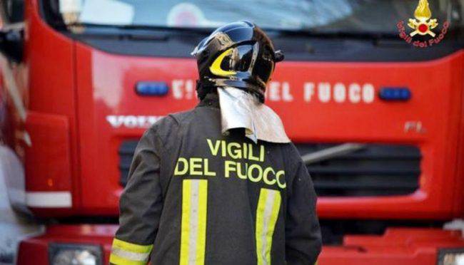 Roma, paura per una friggitrice a fuoco nel supermercato: intossicato un dipendente