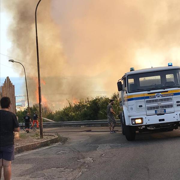 Formia, vasto incendio a Rio Fresco, le fiamme lambiscono le abitazioni