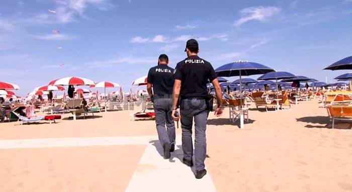 polizia spiaggia estate