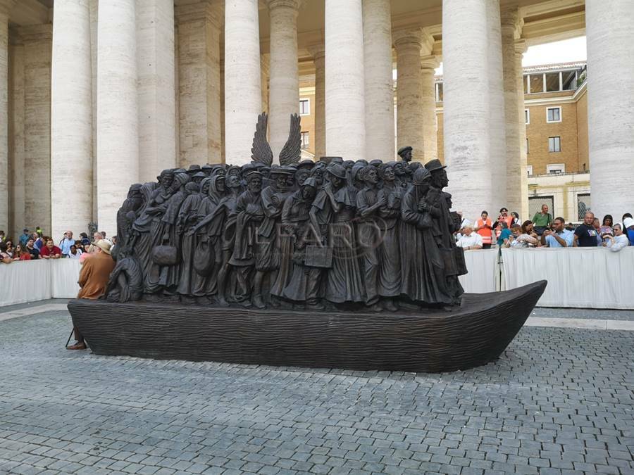 statua migranti in piazza san pietro