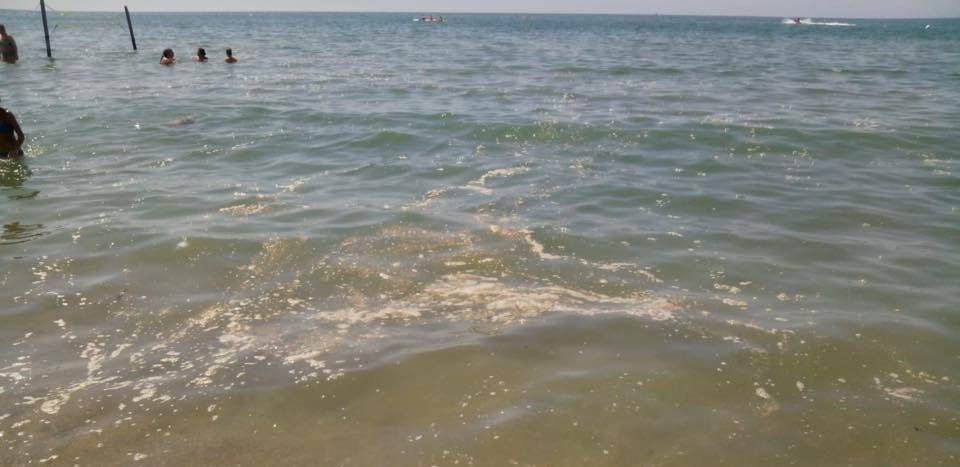 Schiuma bianca nel mare di Minturno, Moccia: "Si faccia chiarezza"