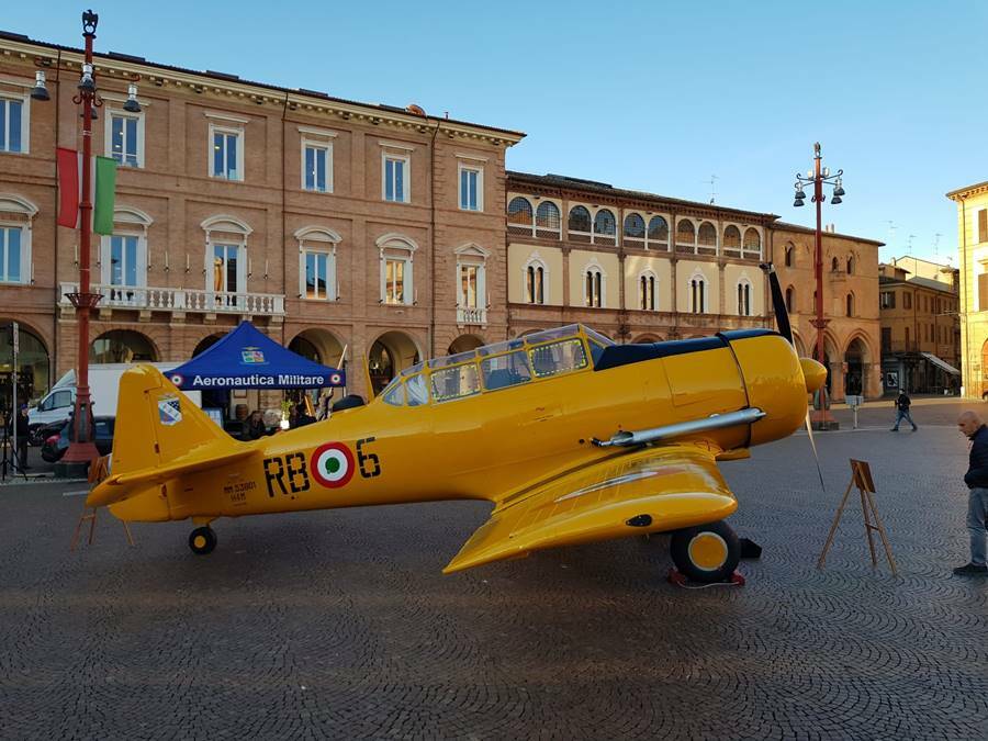 t6 north american aereo giallo esposto a forlì