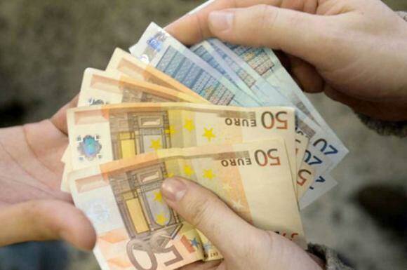 Trova una borsa piena di soldi, 26enne di Gaeta la porta in Polizia 