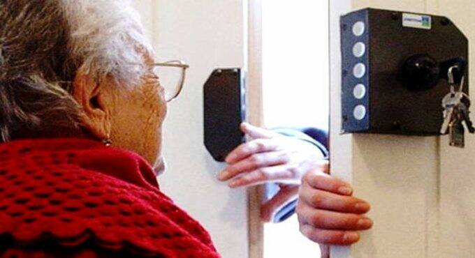 “C’è un pacco per suo nipote” e le chiedono 450euro: truffa ai danni di una 90enne