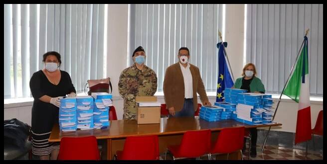 Didattica a distanza a Sabaudia: i volontari dell’Esercito consegnano i tablet donati all’Istituto Giulio Cesare 