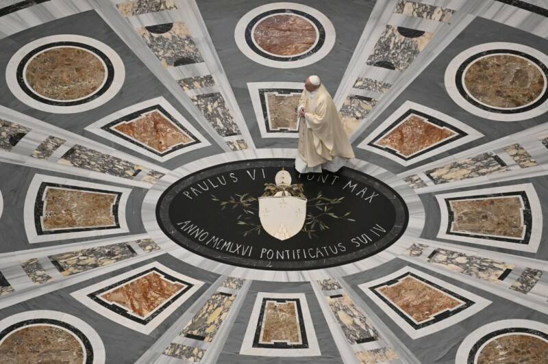 messa papa francesco sulla tomba di san giovanni paolo ii a cento anni dalla nascita di karol wojtyla