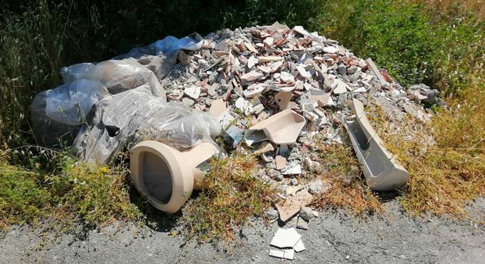 Civitavecchia, la denuncia di Fare Verde: abbandono selvaggio dei rifiuti  in periferia - Il Faro Online