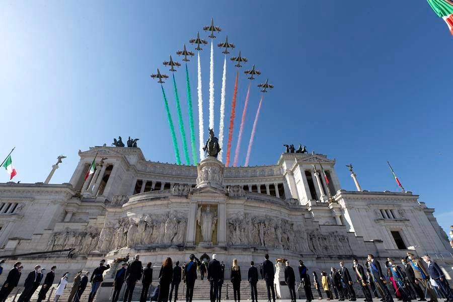 2 giugno festa della repubblica frecce tricolori cerimonia altare della patria