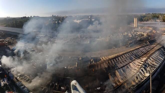 incendio deposito pneumatici via valle caia ardea 