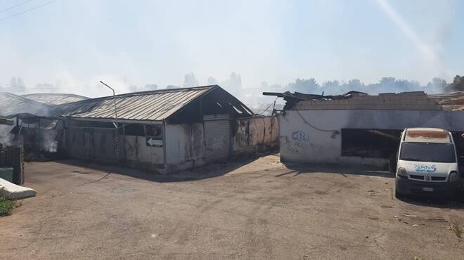 incendio deposito pneumatici via valle caia ardea