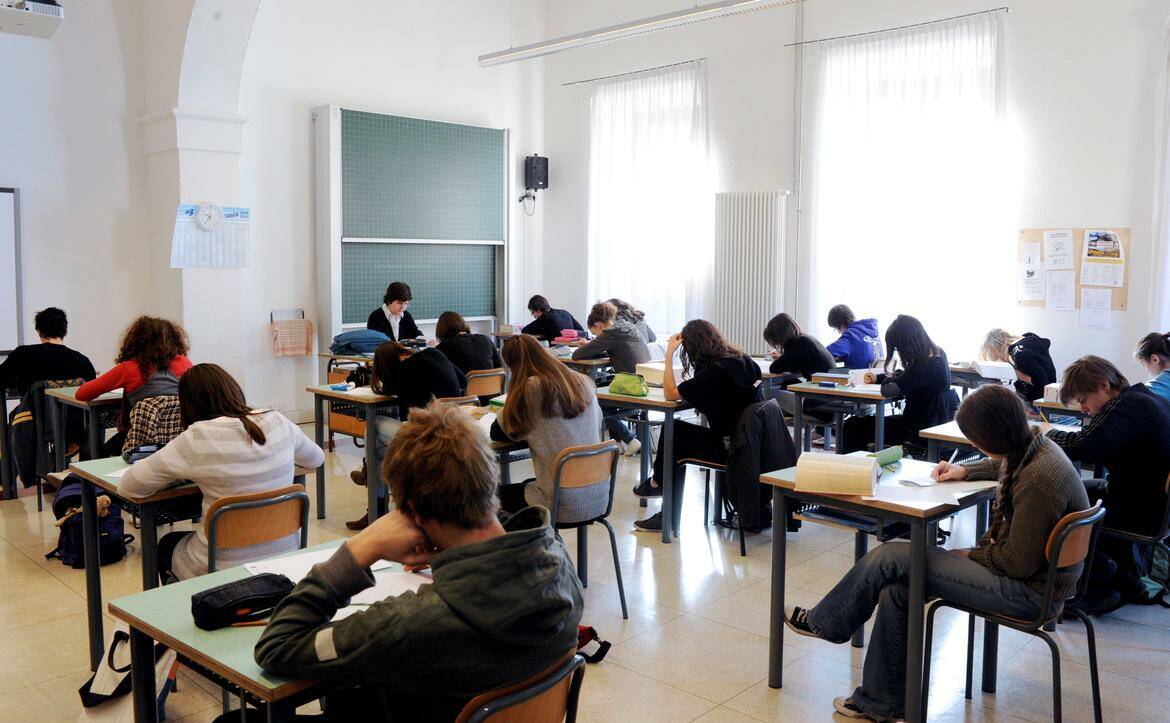Sicilia, dopo oltre 3 mesi tornano in classe 240mila studenti delle  superiori - Il Faro Online