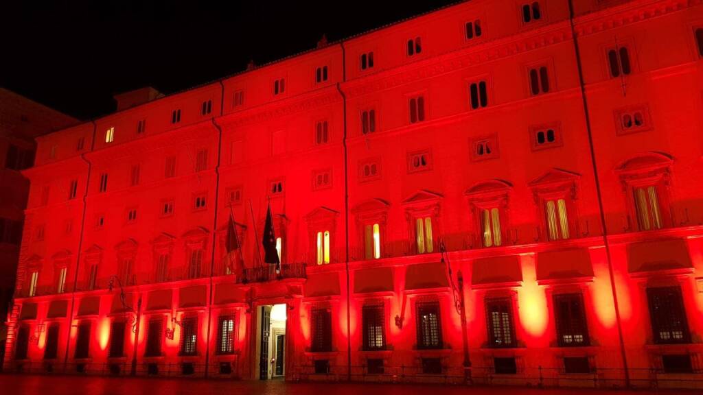 Palazzo Chigi si illumina di rosso in ricordo delle donne vittime di violenza - Il Faro Online
