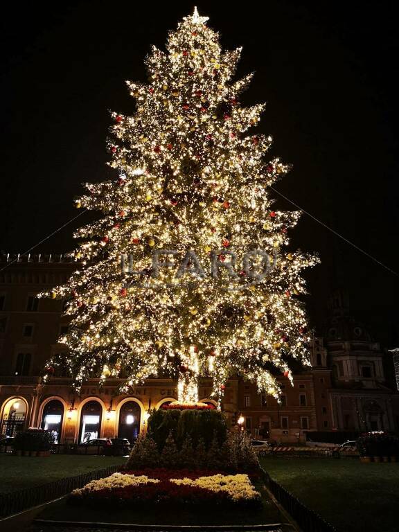 accensione albero di natale roma spelacchio piazza venezia 2020