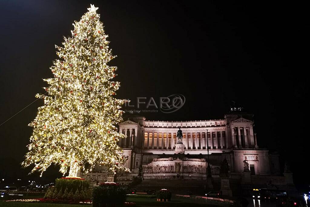 accensione albero di natale roma spelacchio piazza venezia 2020
