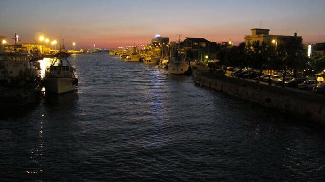 porto canale Fiumicino notte