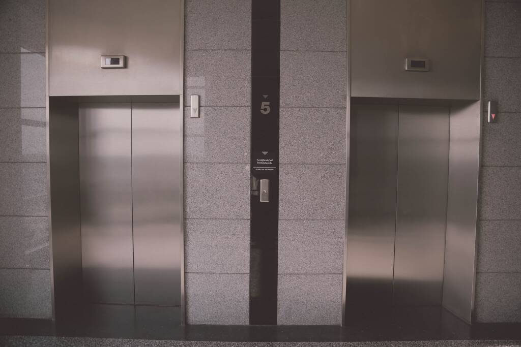 Ostia, ascensore rotto: anziani e disabili bloccati in casa. Mantuano: “Il Comune intervenga subito”