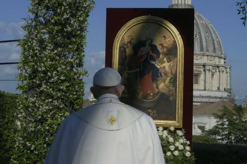 papa francesco rosario pandemia covid giardini vaticani