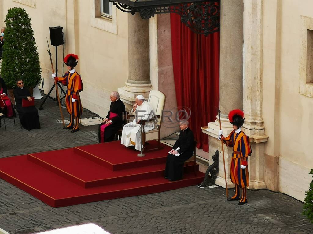 papa francesco udienza cortile san damasao