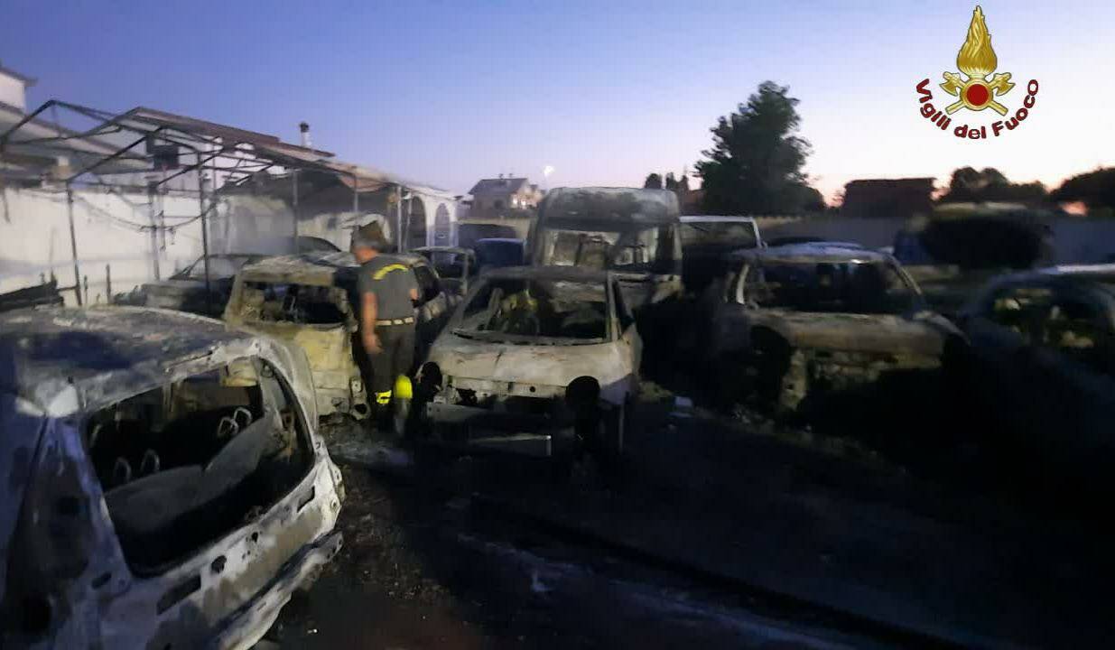 incendio auto via Debeli Fiumicino
