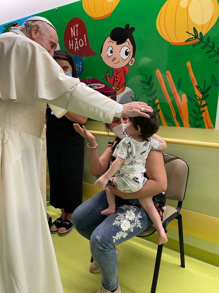 papa francesco visita bambini ricoverati gemelli reparto oncologia pediatrica