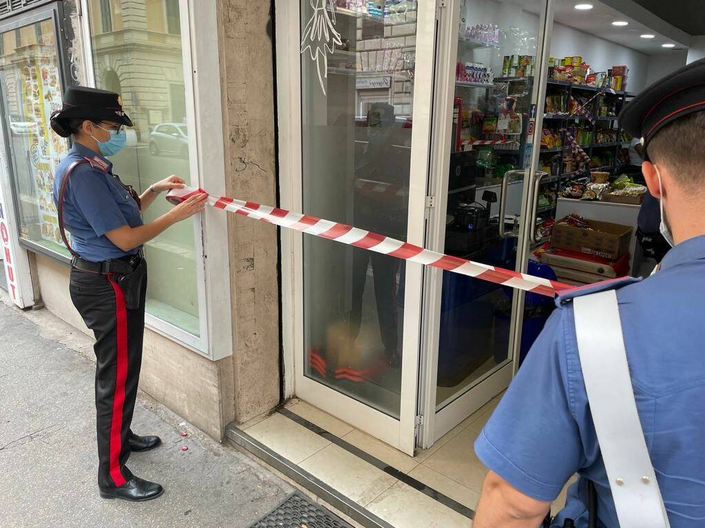 negozio chiuso carabinieri