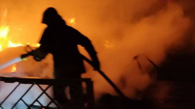 Incendi a Pomezia, il “grazie” del Sindaco a pompieri e volontari: “Siete fondamentali”