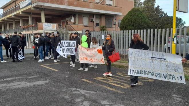 protesta studenti carlo urbani acilia