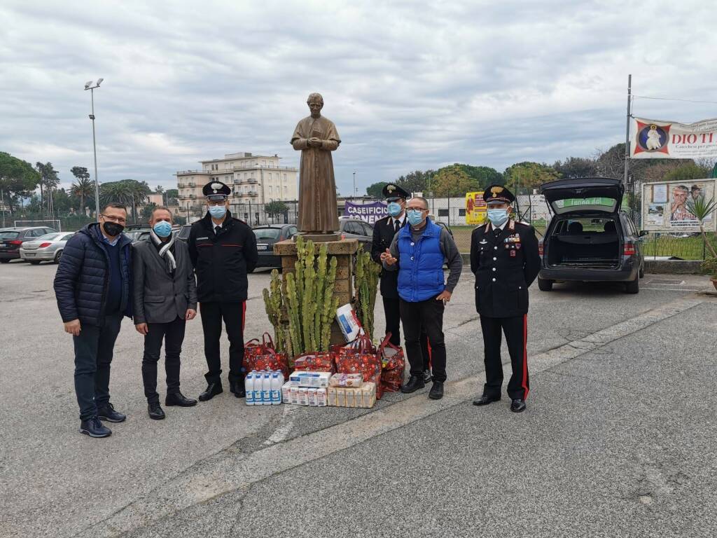 i carabinieri donano generi alimentari, formia
