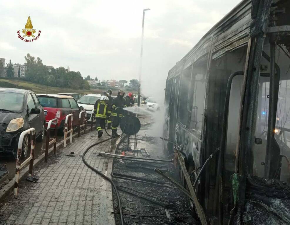 incendio autobus, roma