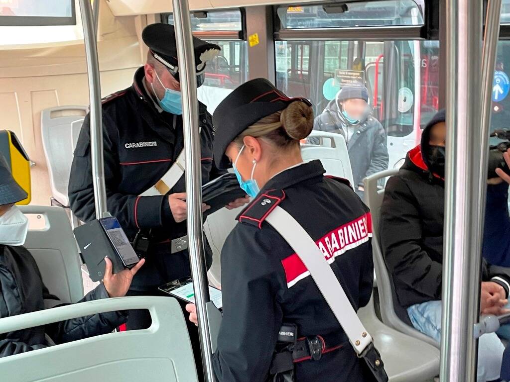controlli green pass autobus, carabinieri