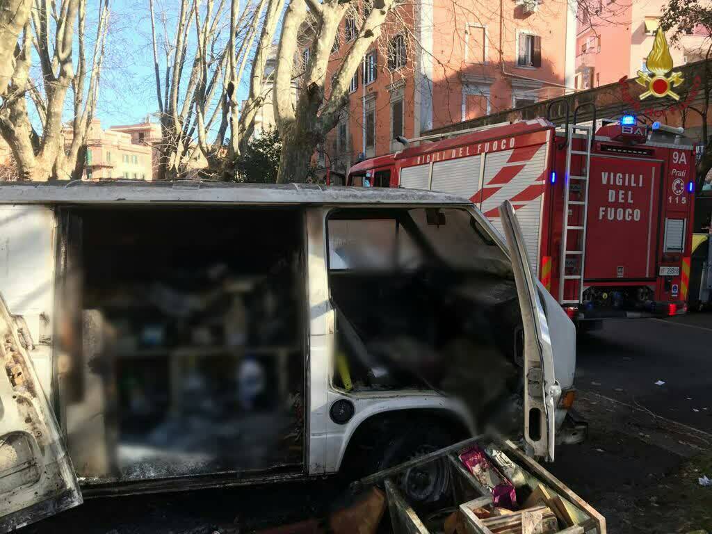 cadavere, incendio furgone, via Angelo Emo Roma