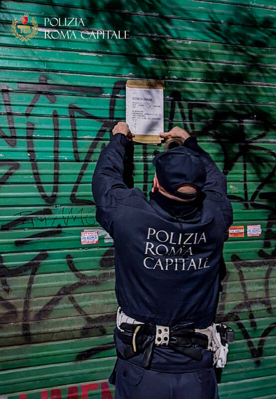 polizia roma capitale, negozio chiuso