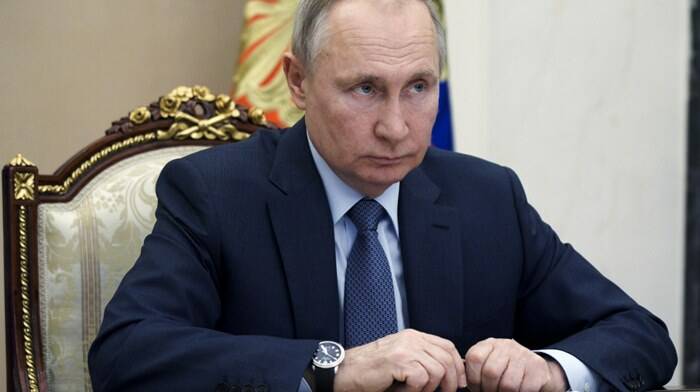 Russia, Putin minaccia l’Occidente: “Abbiamo armi per colpirvi”