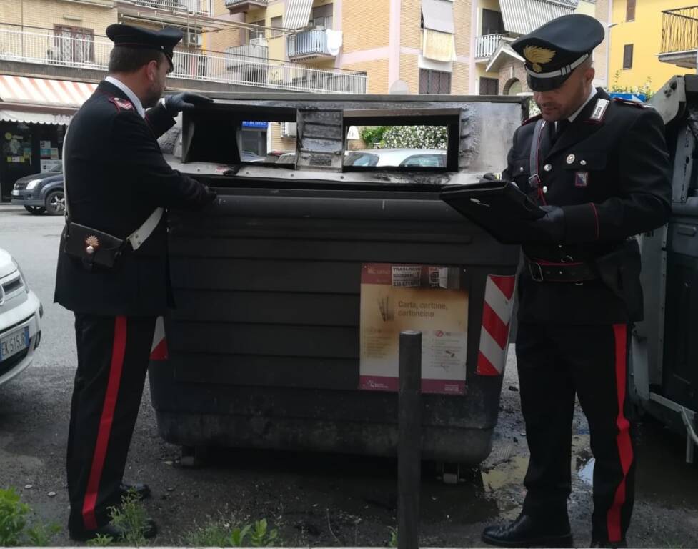 carabinieri roma, cassonetti bruciati