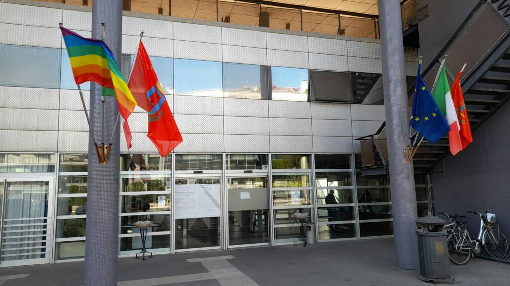 Giornata contro l’omofobia, sul Comune di Fiumicino torna a sventolare la bandiera arcobaleno