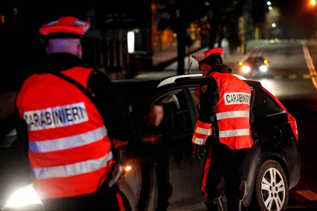 Roma, notte di furti in appartamenti e di batterie d’auto: 4 arresti