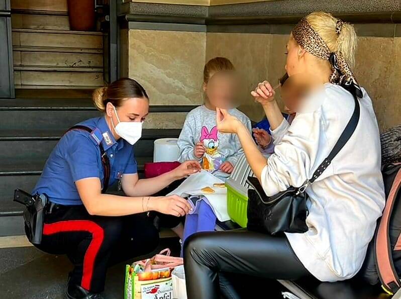 Roma, mamma e figlie in fuga dall’Ucraina senza soldi: i Carabinieri gli pagano l’hotel